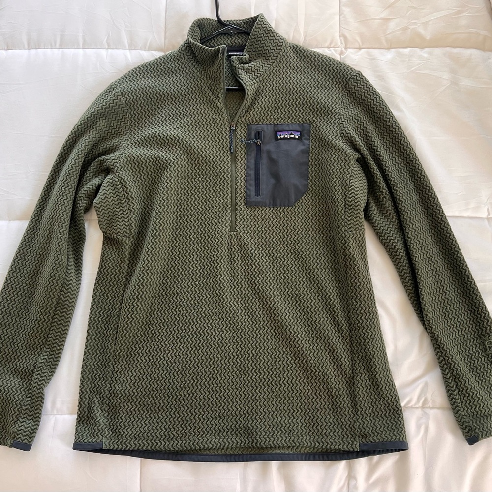 Gently used green / olive Patagonia R1 Air half zip neck. Excellent condition.